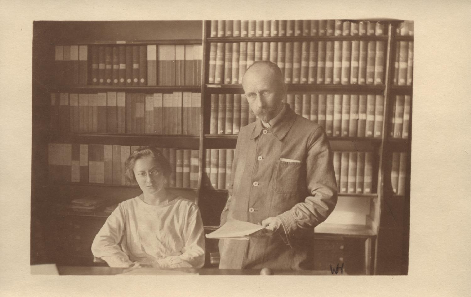Christel Döring und Walther Horn in den Räumen der Entomologischen Bibliothek des DEI in der Goßlerstraße 20 in Berlin-Dahlem.